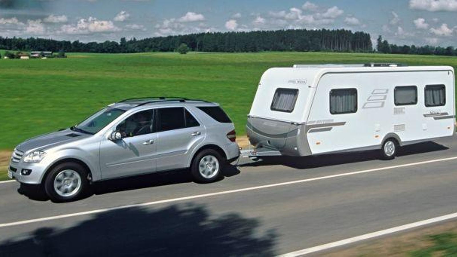 Un remolque con una caravana