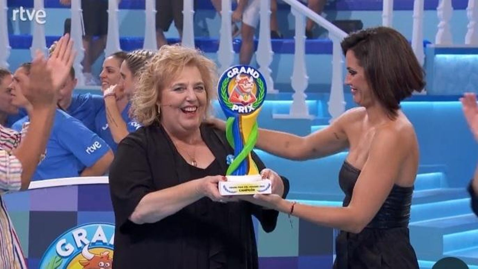 La alcaldesa de Alfacar alza el trofeo del 'Gran Prix 2023' en RTVE