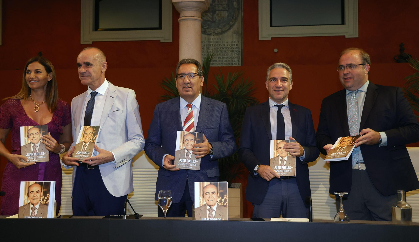 Presentación del libro  'Juan Robles, la sonrisa del tabernero' de Carlos Navarro, todas las imágenes