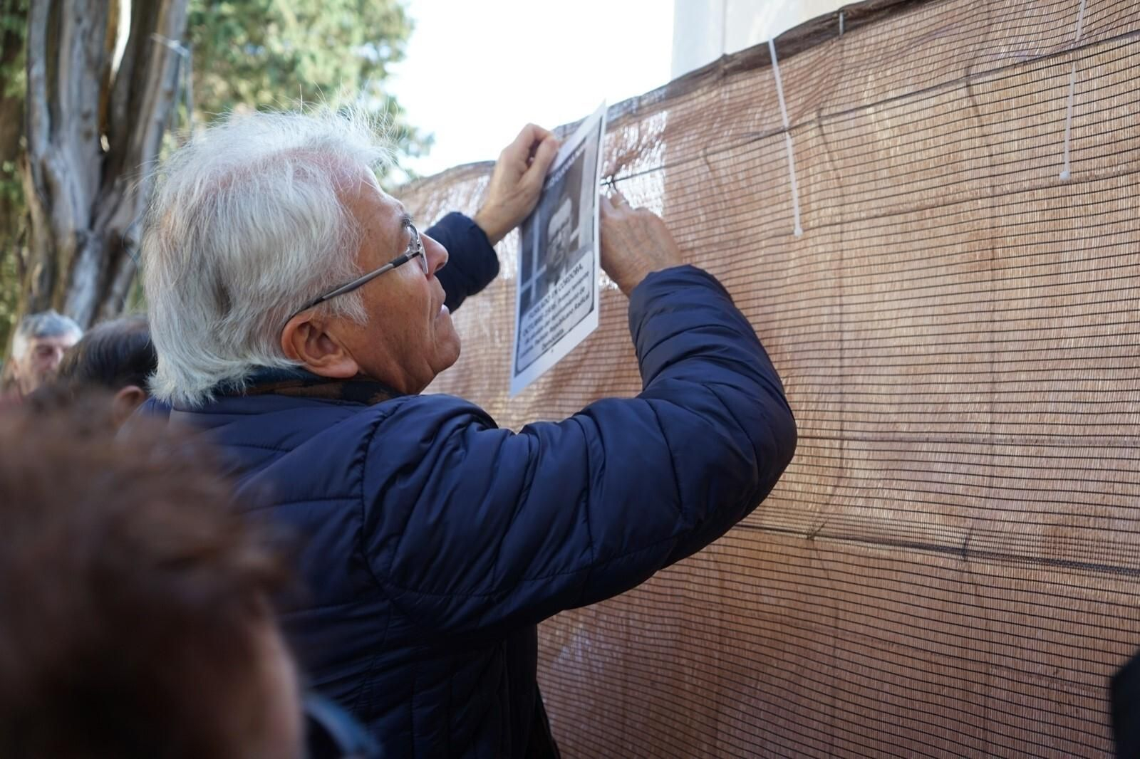 La plataforma Comisión de la Verdad recuerda a las víctimas del franquismo con un acto en el cementerio de la Salud, en imágenes