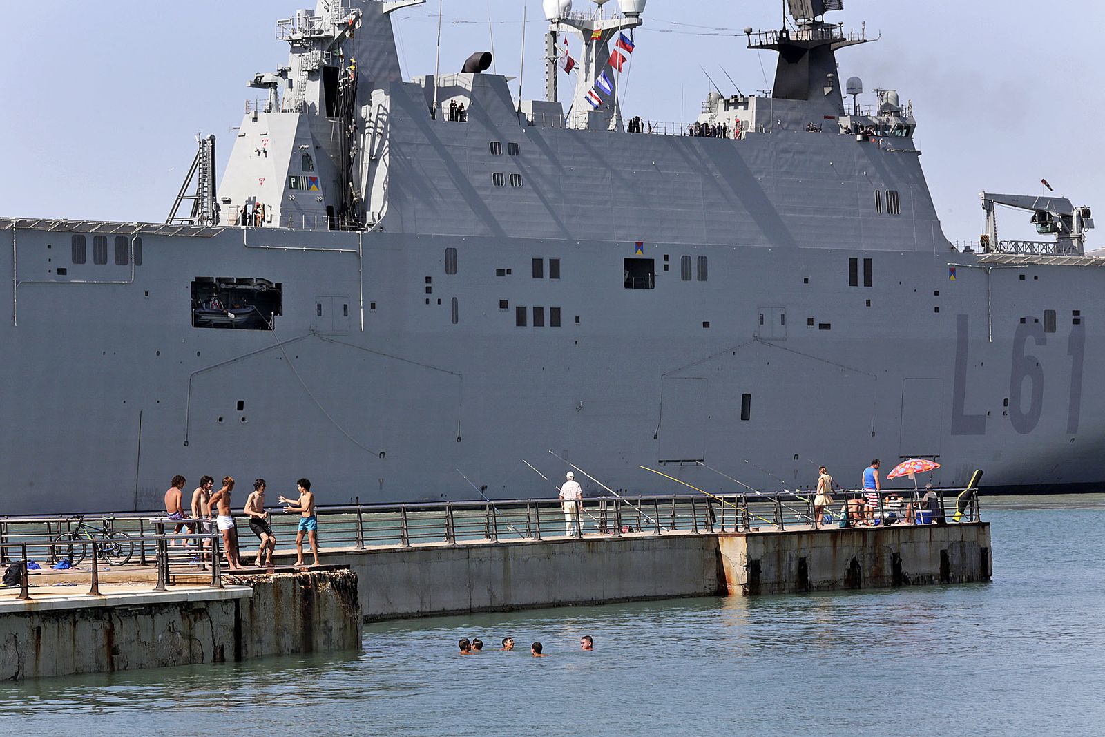 Las imágenes de la llegada del 'Juan Carlos I' al astillero de Cádiz