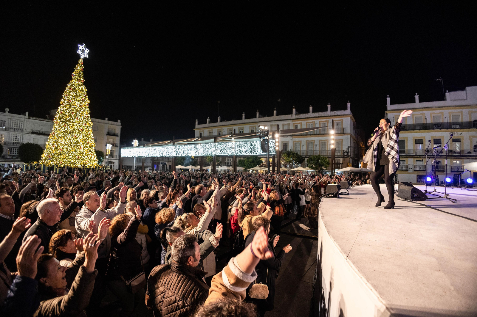 Doble sesión de zambombas navideñas en la plaza del Rey de San Fernando