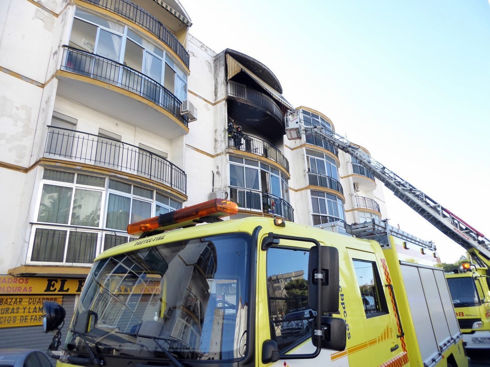 Imágenes del incendio de un piso en la avenida de Arcos
