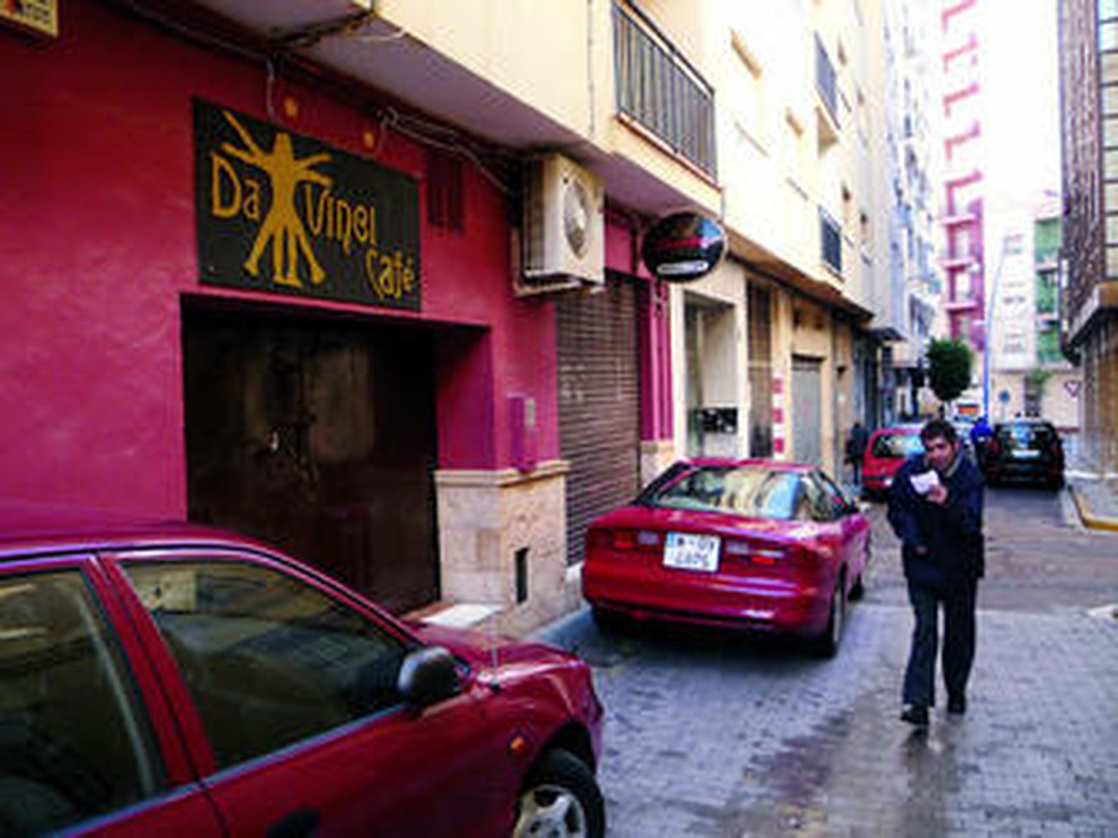 Puerta del pub atracado por los tres encapuchados armados.