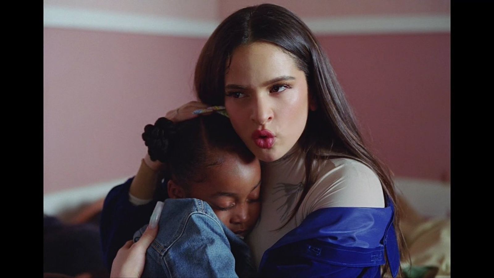 Rosalía con una niña negra en una de las imágenes ha publicado en su Instagram estos días.