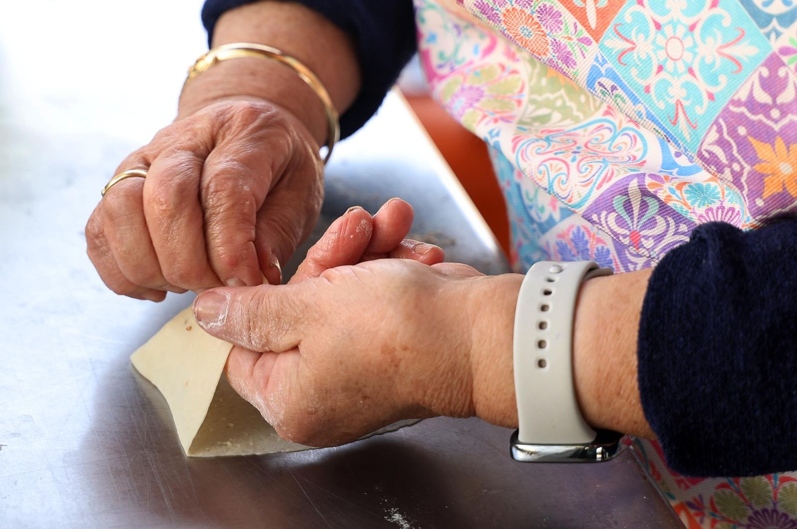 Imágenes de la elaboración de dulces de Cuaresma por los vecinos del Barrio Obrero