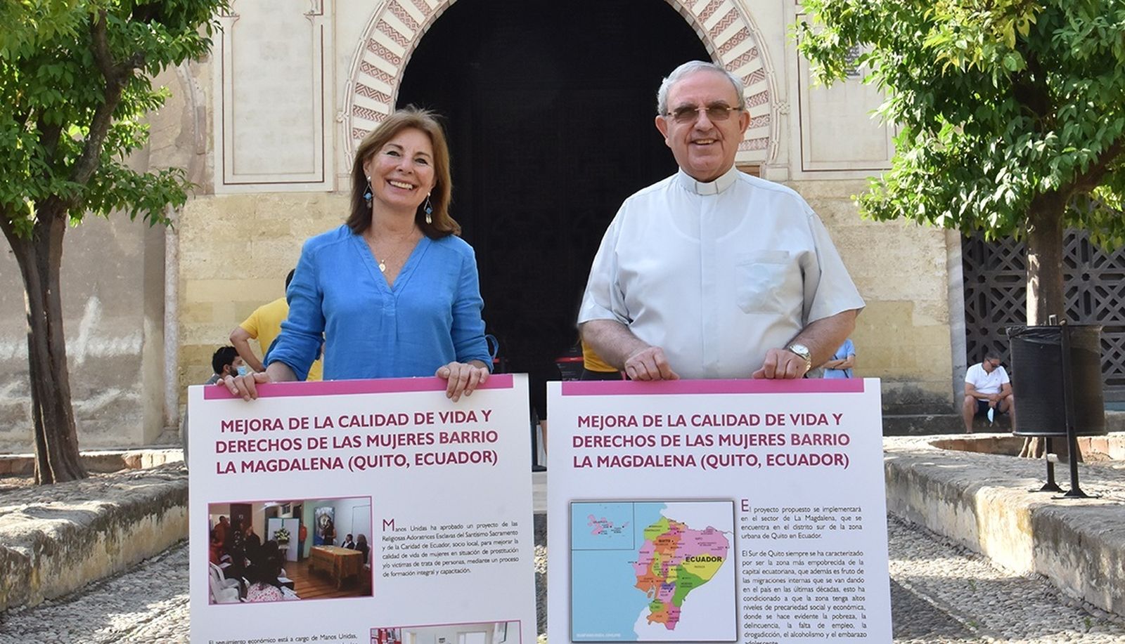 Pepa Iribarnegaray y Manuel Pérez Moya, con dos carteles sobre el proyecto.