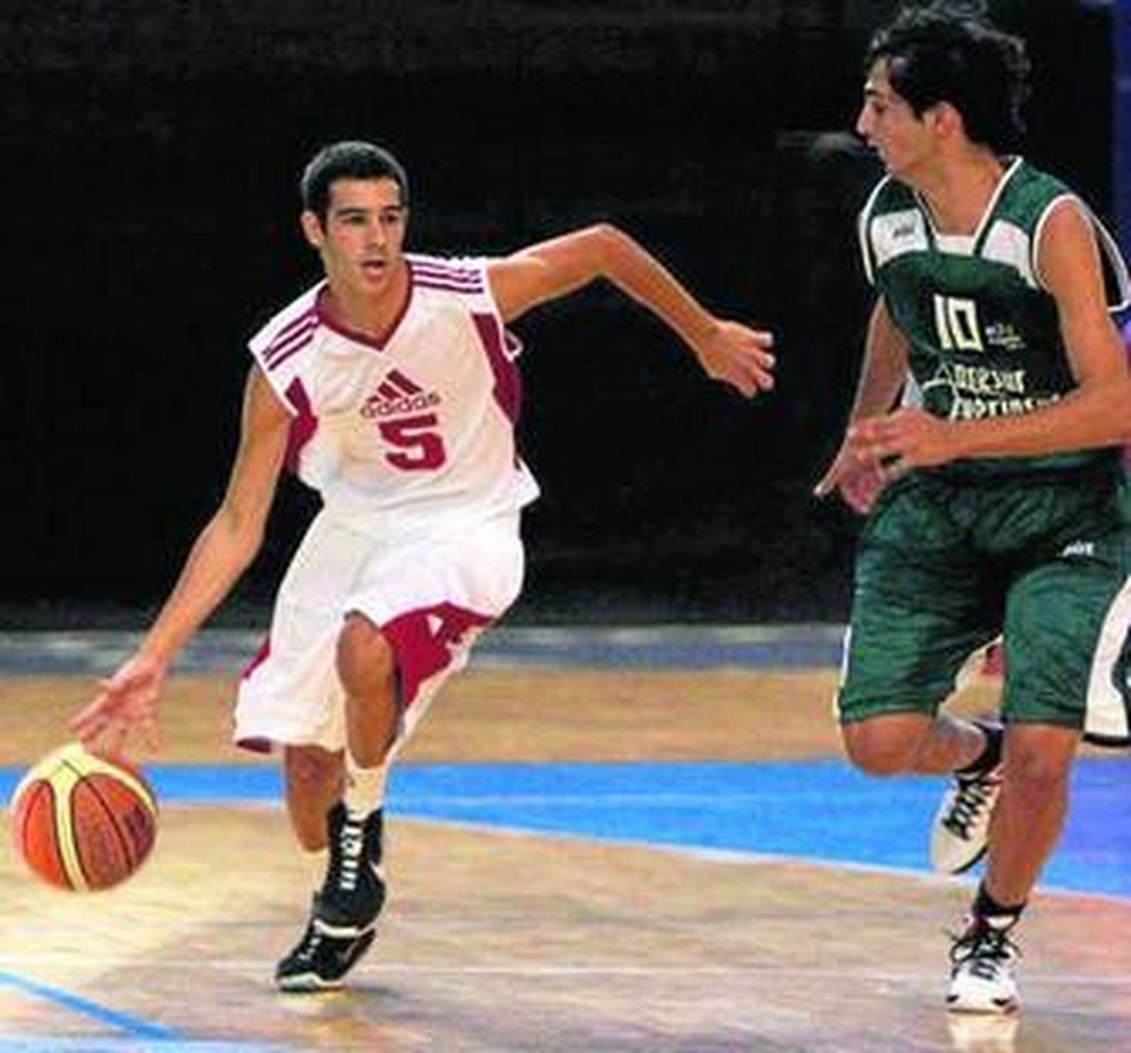 Román bota el balón ante un contrario en un partido esta temporada.