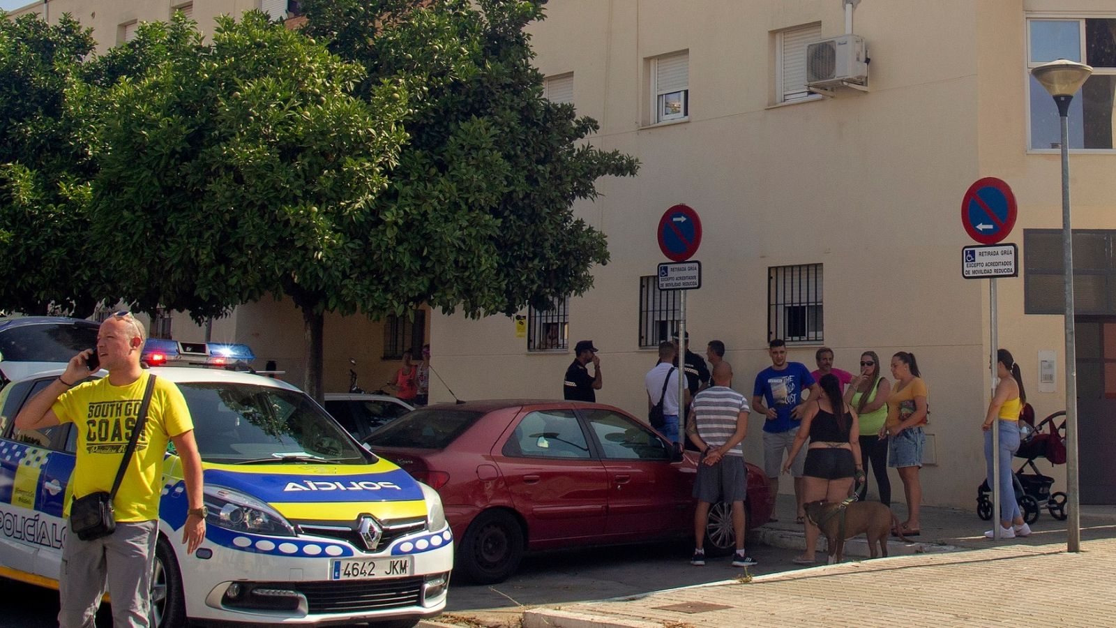 Agentes de policías y vecinos en la barriada de La Corza donde han tenido lugar los incendios.