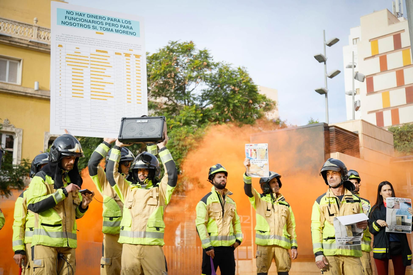 Imágenes de la manifestación de bomberos en Almería