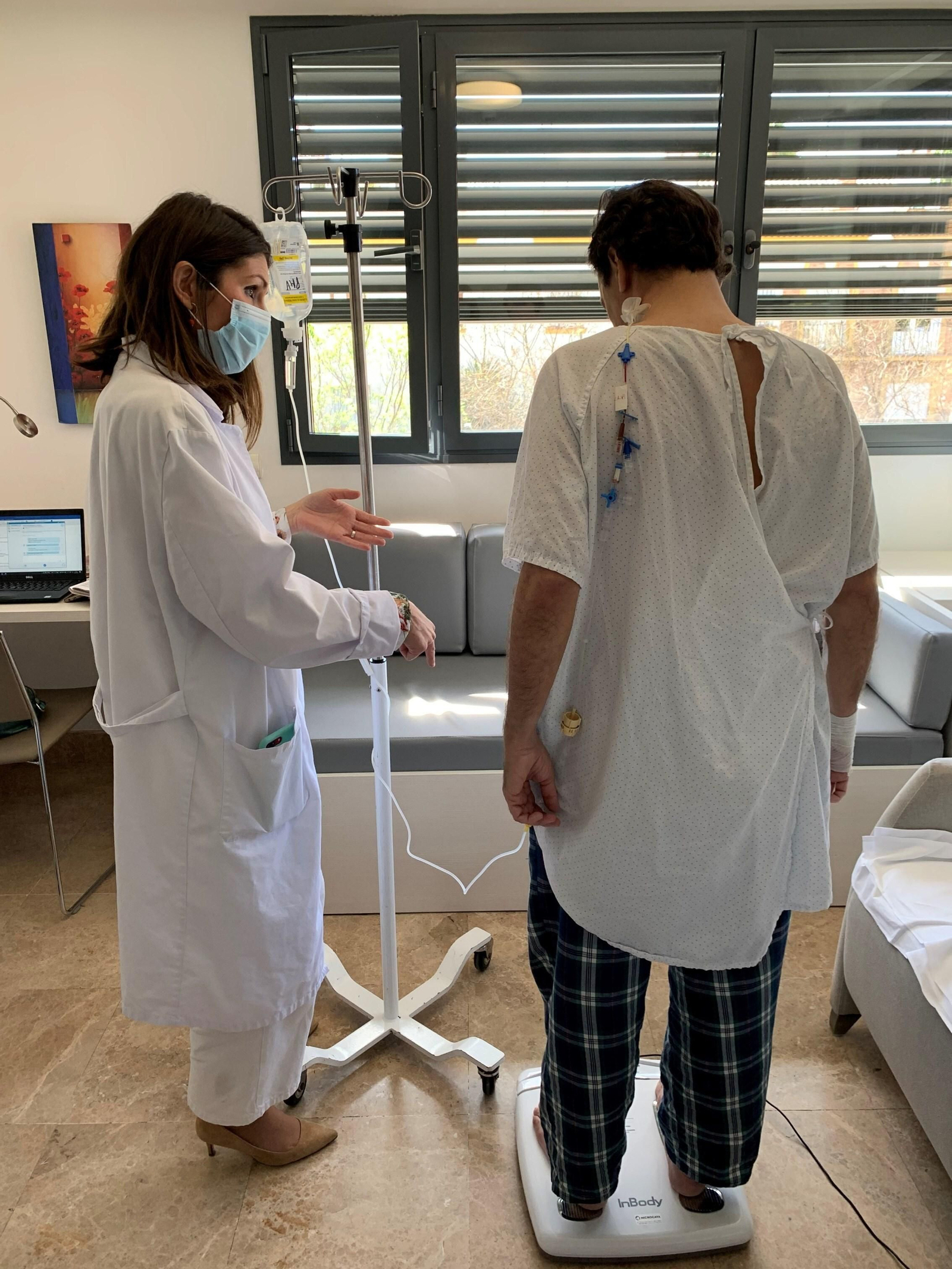 La nutricionista Ainhoa Romero realizando la valoración a un paciente ingresado.