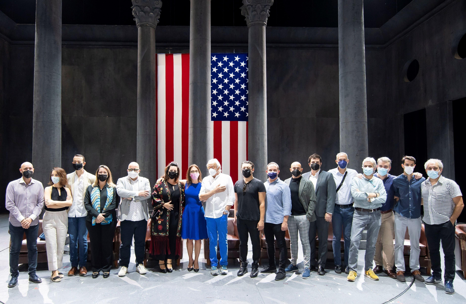El elenco artístico y el director general del Teatro de la Maestranza, Javier Menéndez, este lunes en el escenario, con parte de la escenografía ya preparada para las funciones.