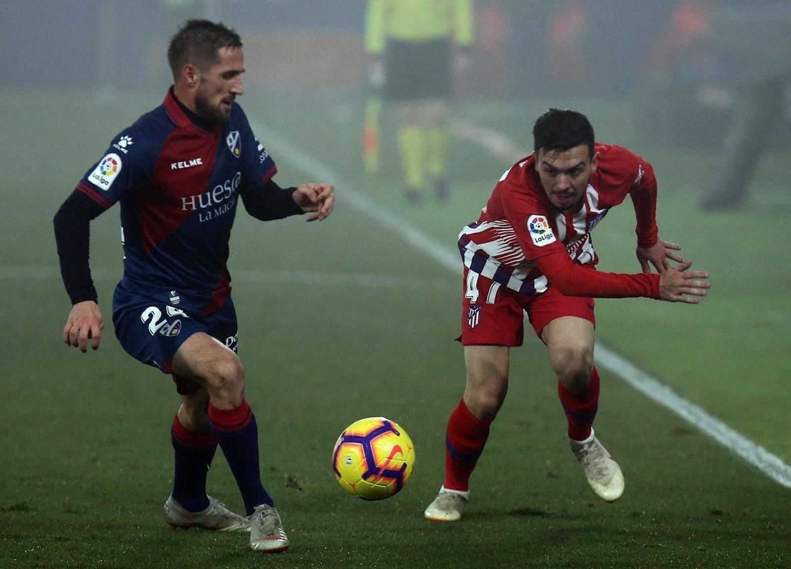 Joaquín Muñoz encara en el Huesca-Atlético de Madrid.