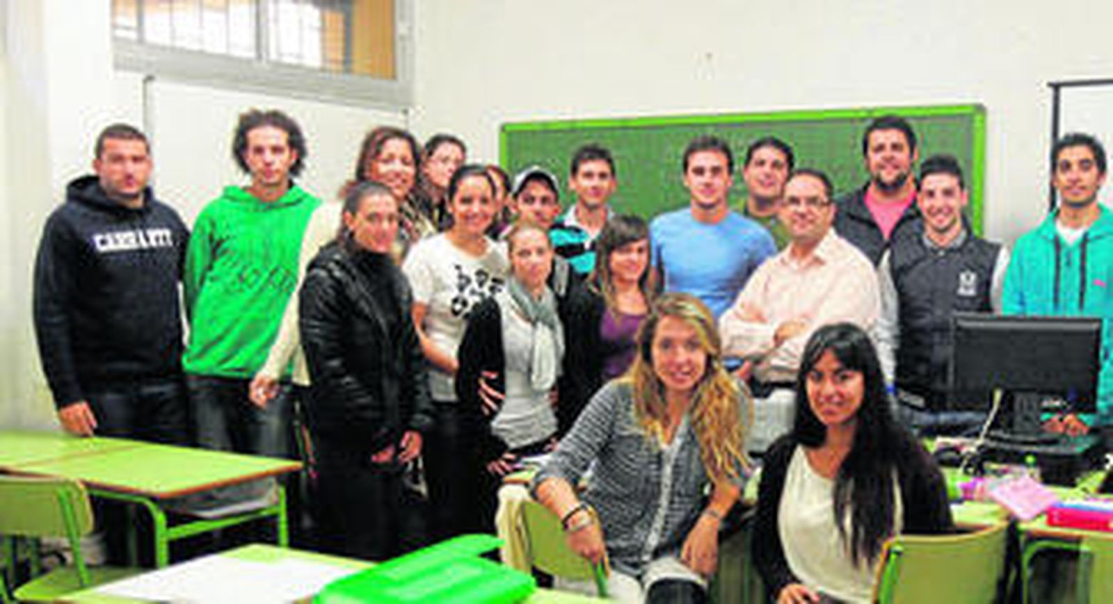 El grupo de alumnos de Comercio Internacional junto a su profesor, Joaquín Fernández.
