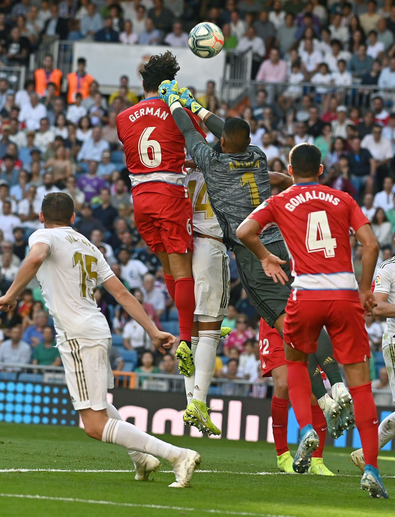 Portentoso salto de Germán en el área del Real Madrid