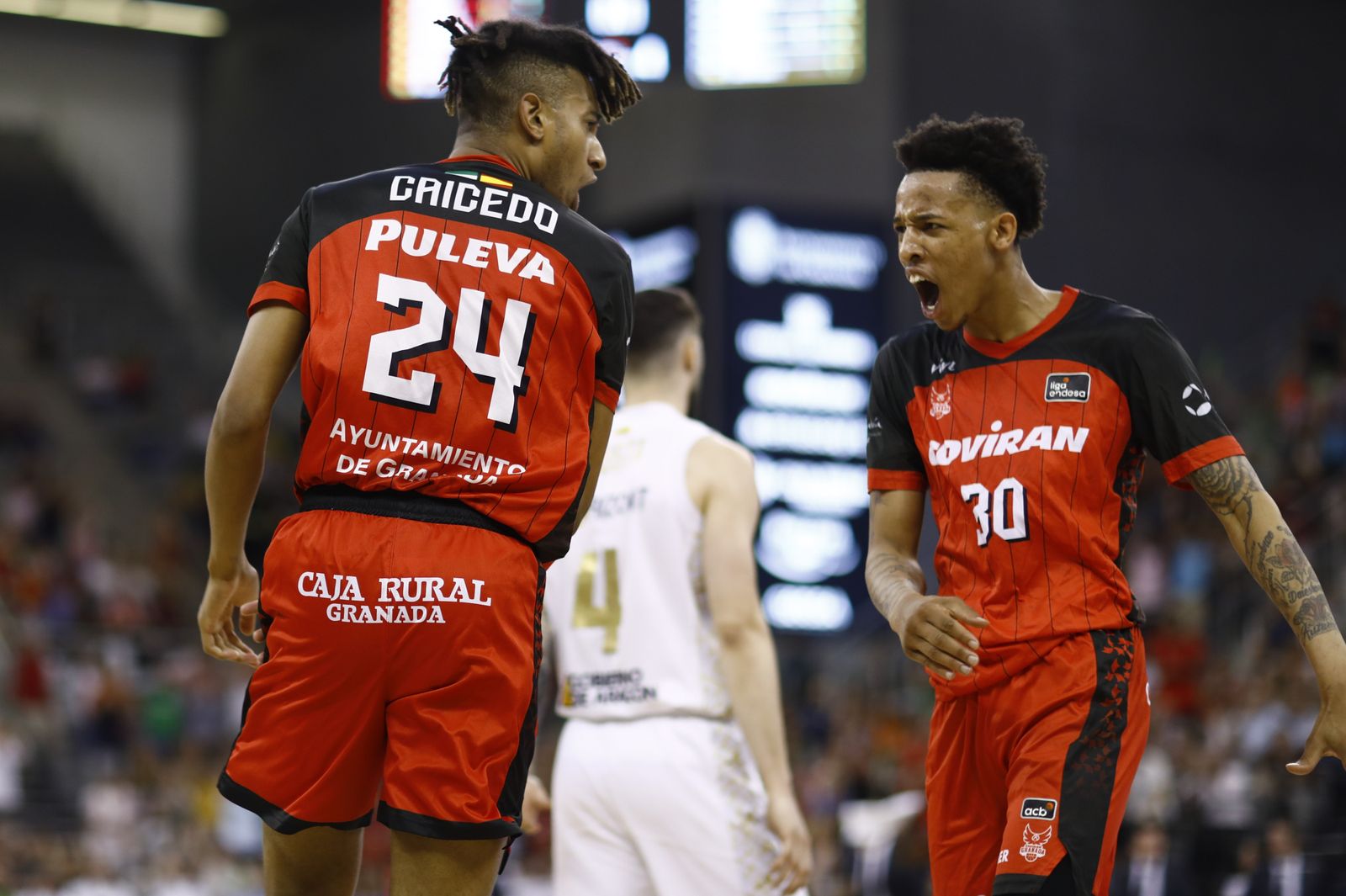 Caicedo y Thomasson celebran una canasta.