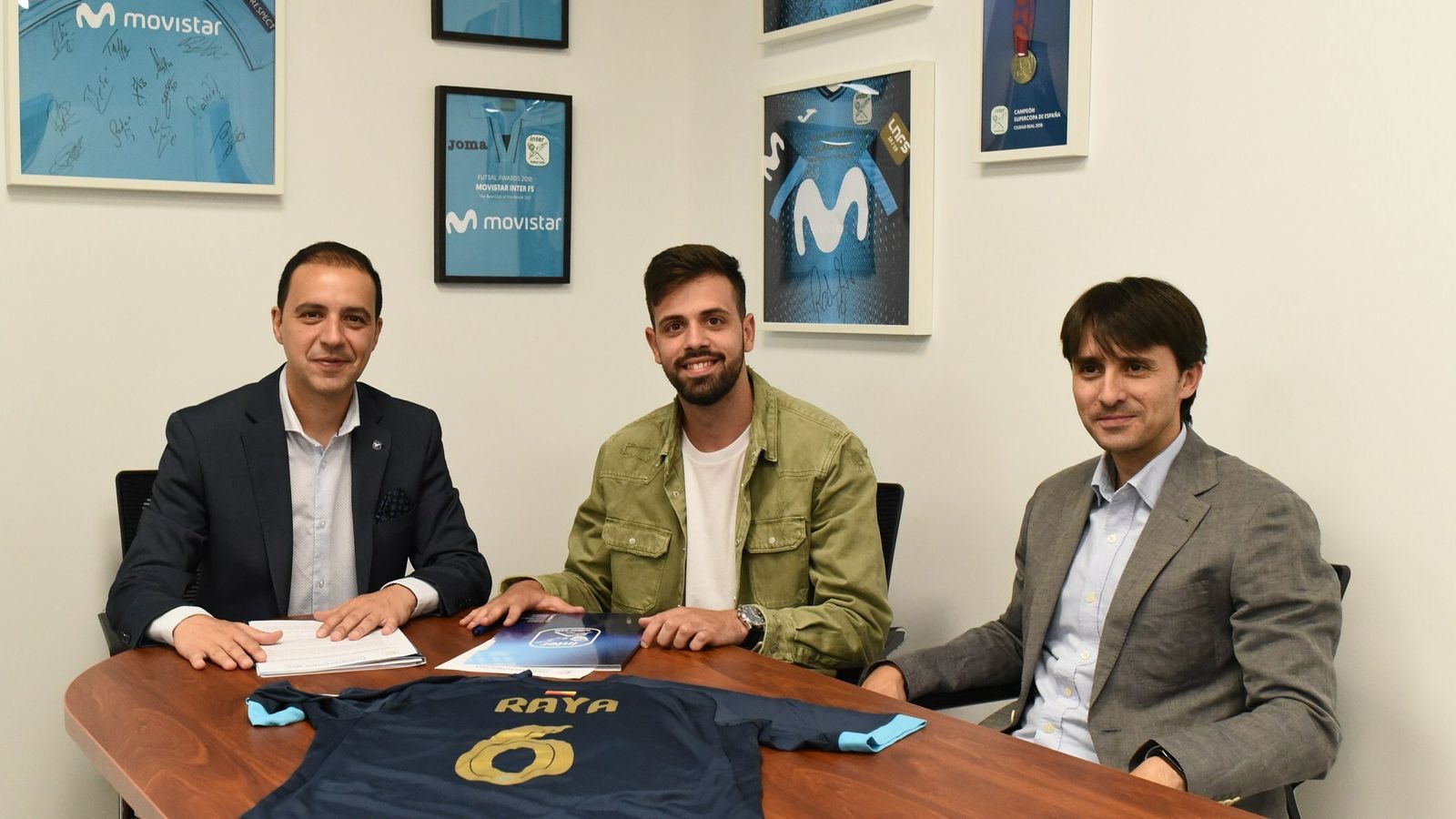 Raya, tras formalizar su contrato con el Movistar Inter
