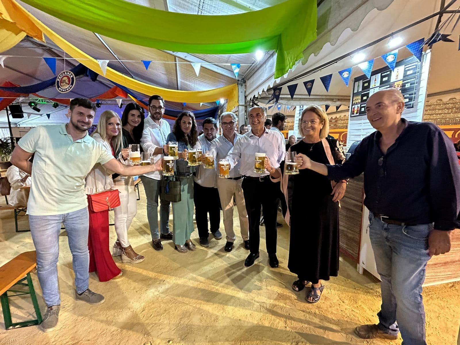 Parte del equipo de gobierno brinda en la inauguración del Oktoberfest.