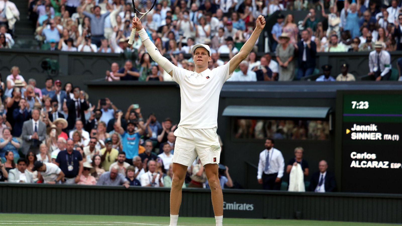 Sinner levanta los brazos tras adjudicarse el último punto de la final de Wimbledon. Sinner levanta los brazos tras adjudicarse el último punto de la final de Wimbledon.