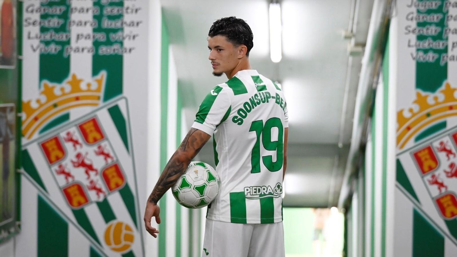 Jude Soonsup-Bell, el día de su presentación como jugador del Córdoba CF. Jude Soonsup-Bell, el día de su presentación como jugador del Córdoba CF.