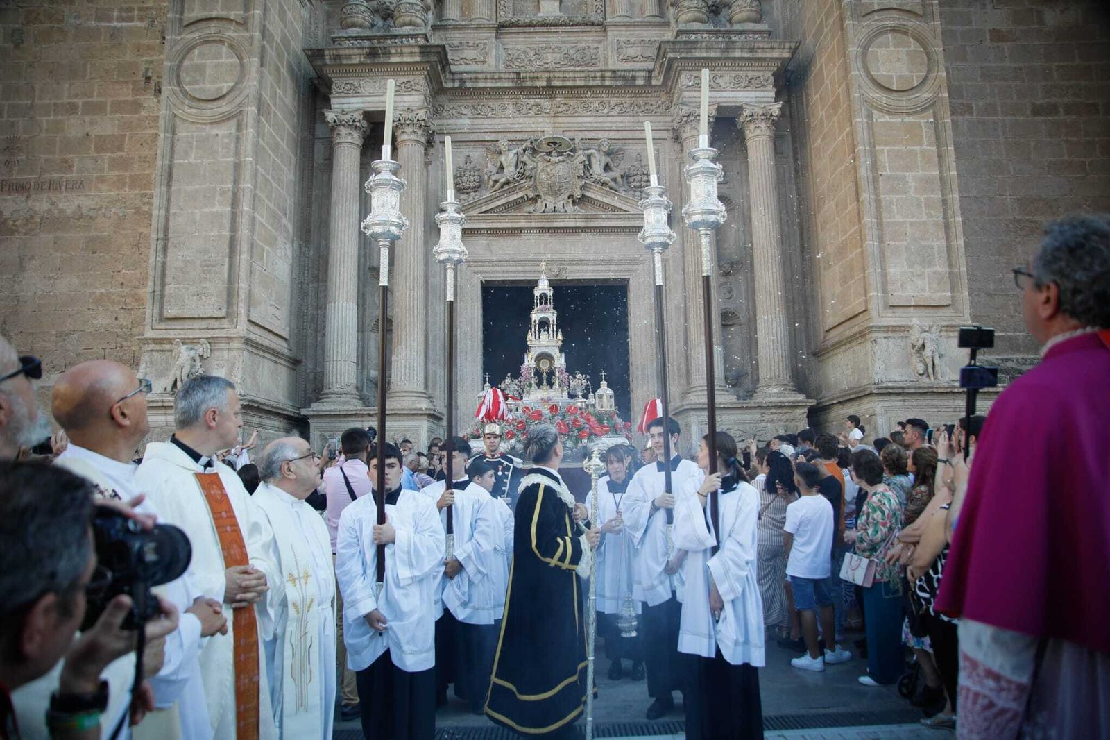 Imágenes de la procesión del Corpus Christi en Almería: así han sido la misa y la posterior marcha por la capital