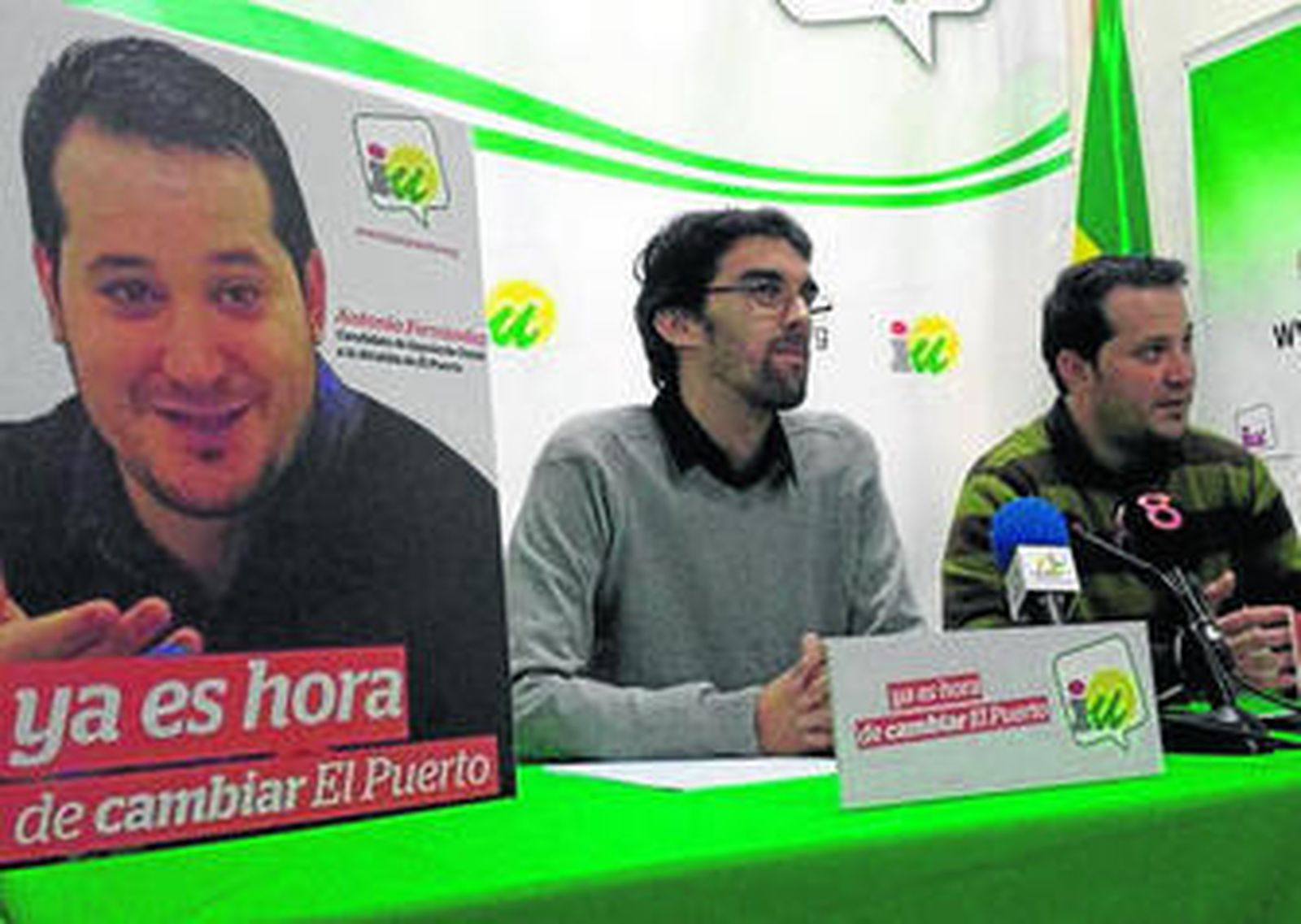 José Luis Bueno, secretario de organización, junto al alcaldable Antonio Fernández ayer en la sede de IU.