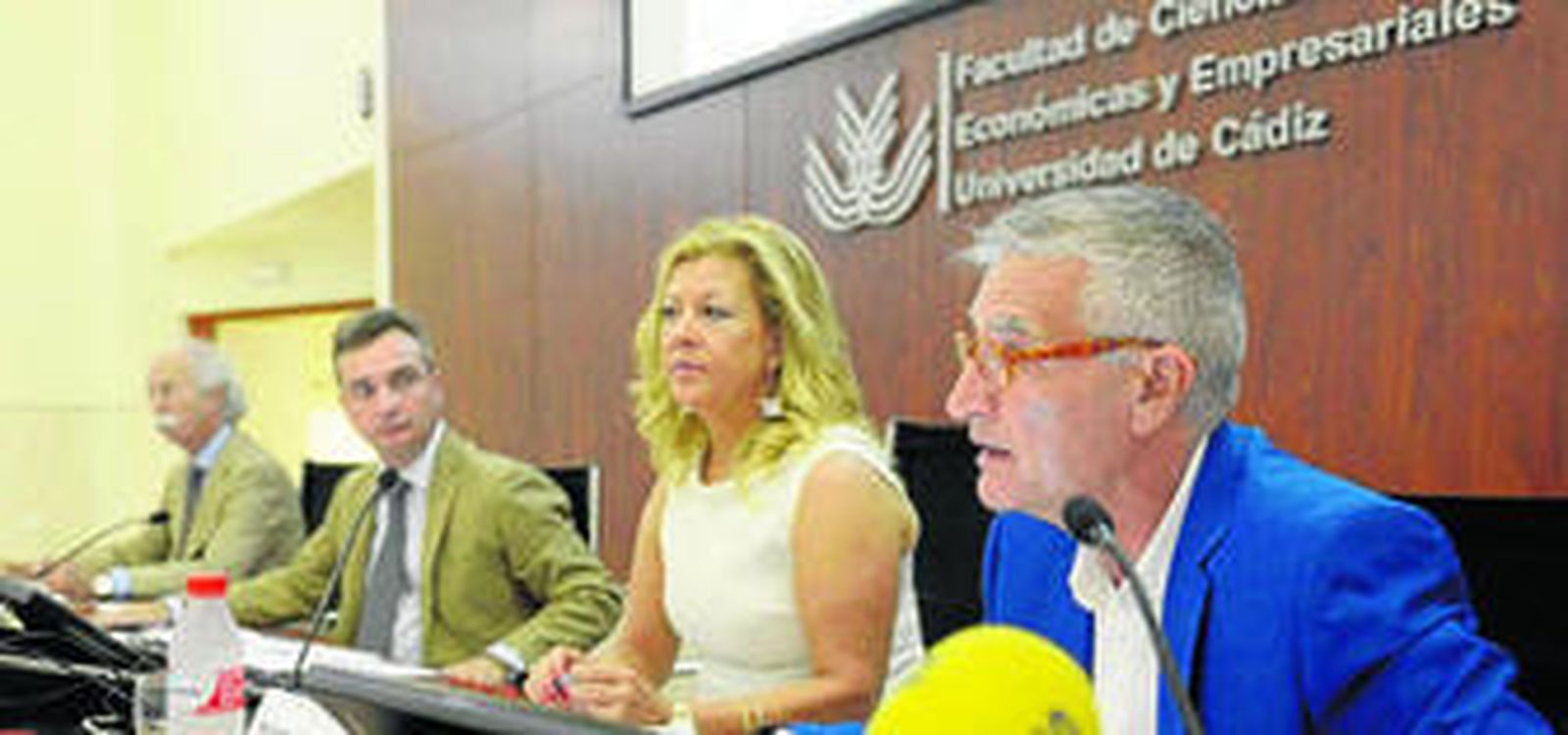 De izquierda a derecha, Julio Revilla Saavedra; Eduardo González Mazo; Ana Alonso Lorente y Manuel Larrán Jorge, en un momento de la conferencia inaugural para presentar el estudio.