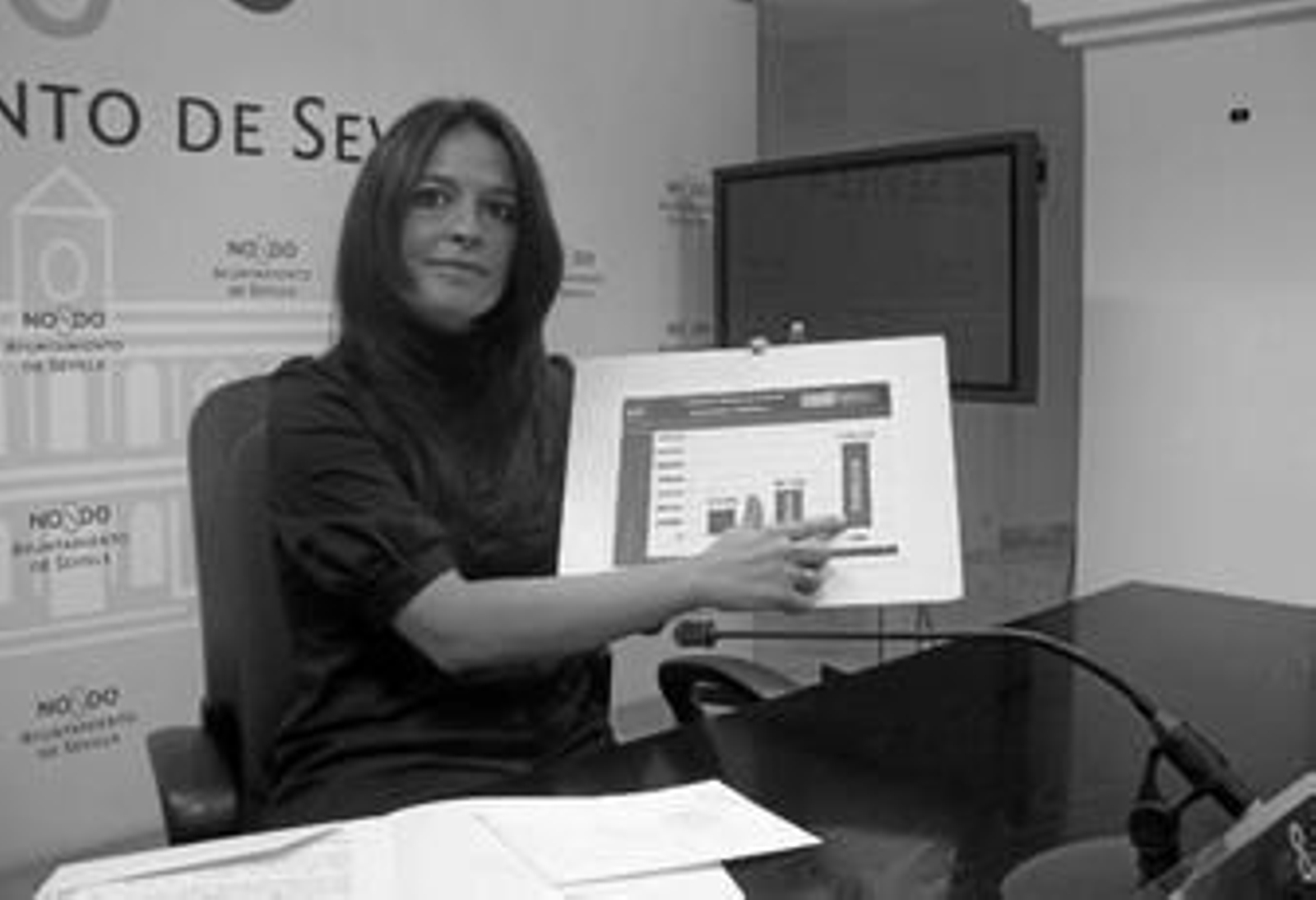 La edil popular Evelia Rincón muestra un gráfico de barras con los datos.