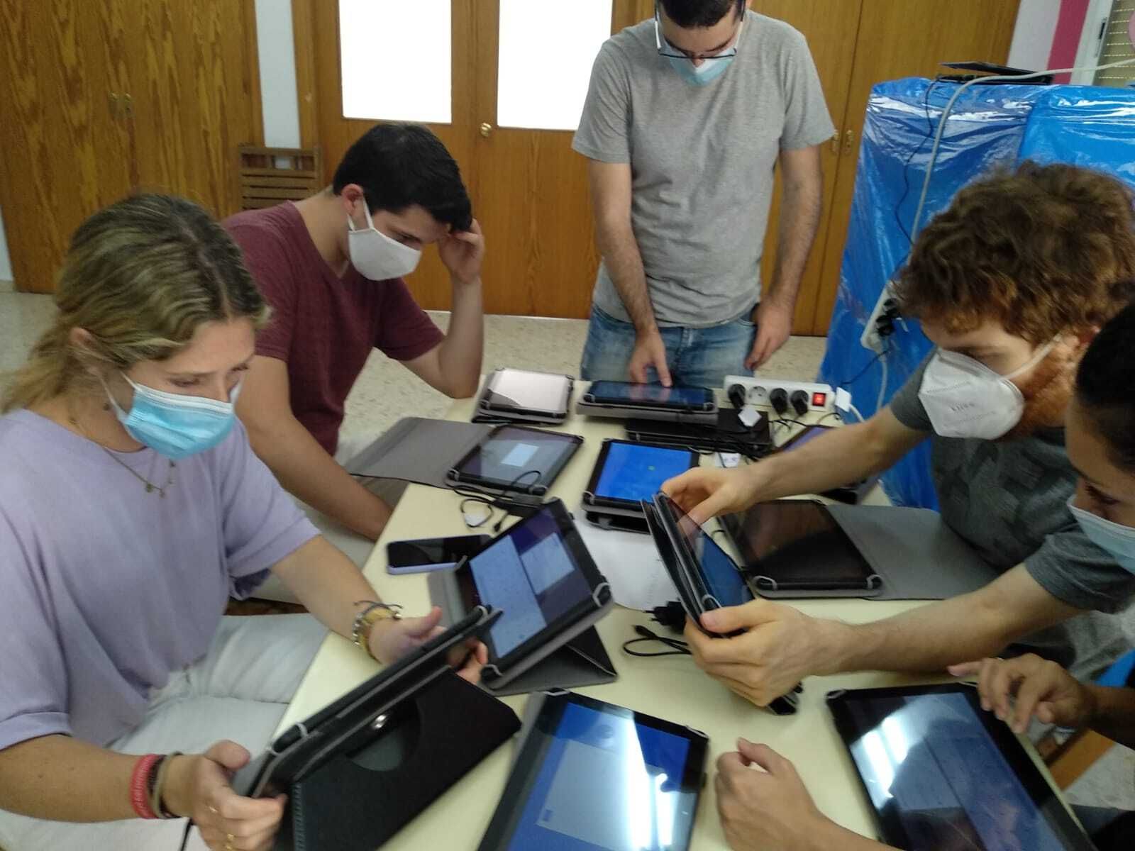 Las Hermandades de Sevilla donan 10.000 euros Y 25 tablets al Polígono Sur.