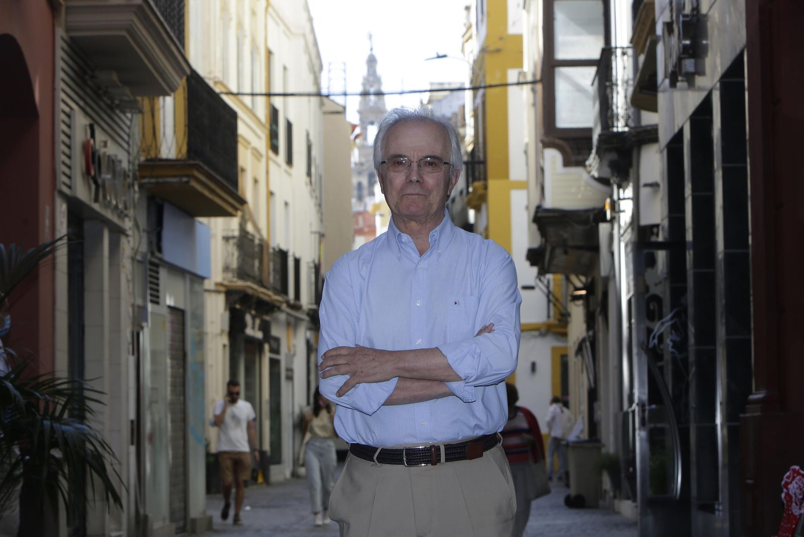 José María Cabeza en una calle céntrica de Sevilla.