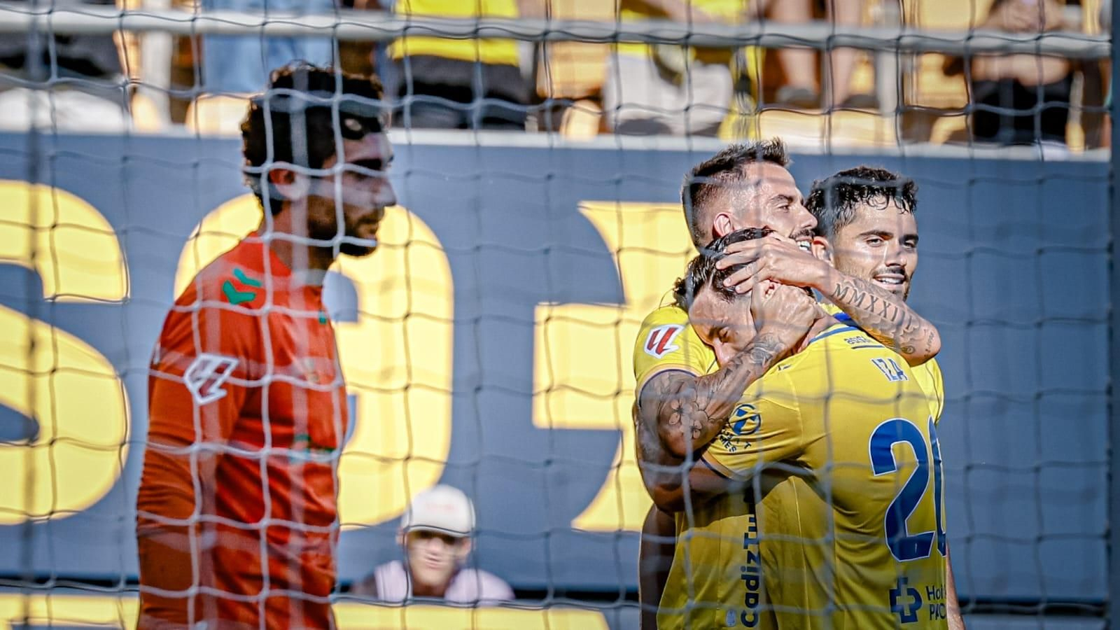 Suso es abrazado tras marcar el único gol del partido.