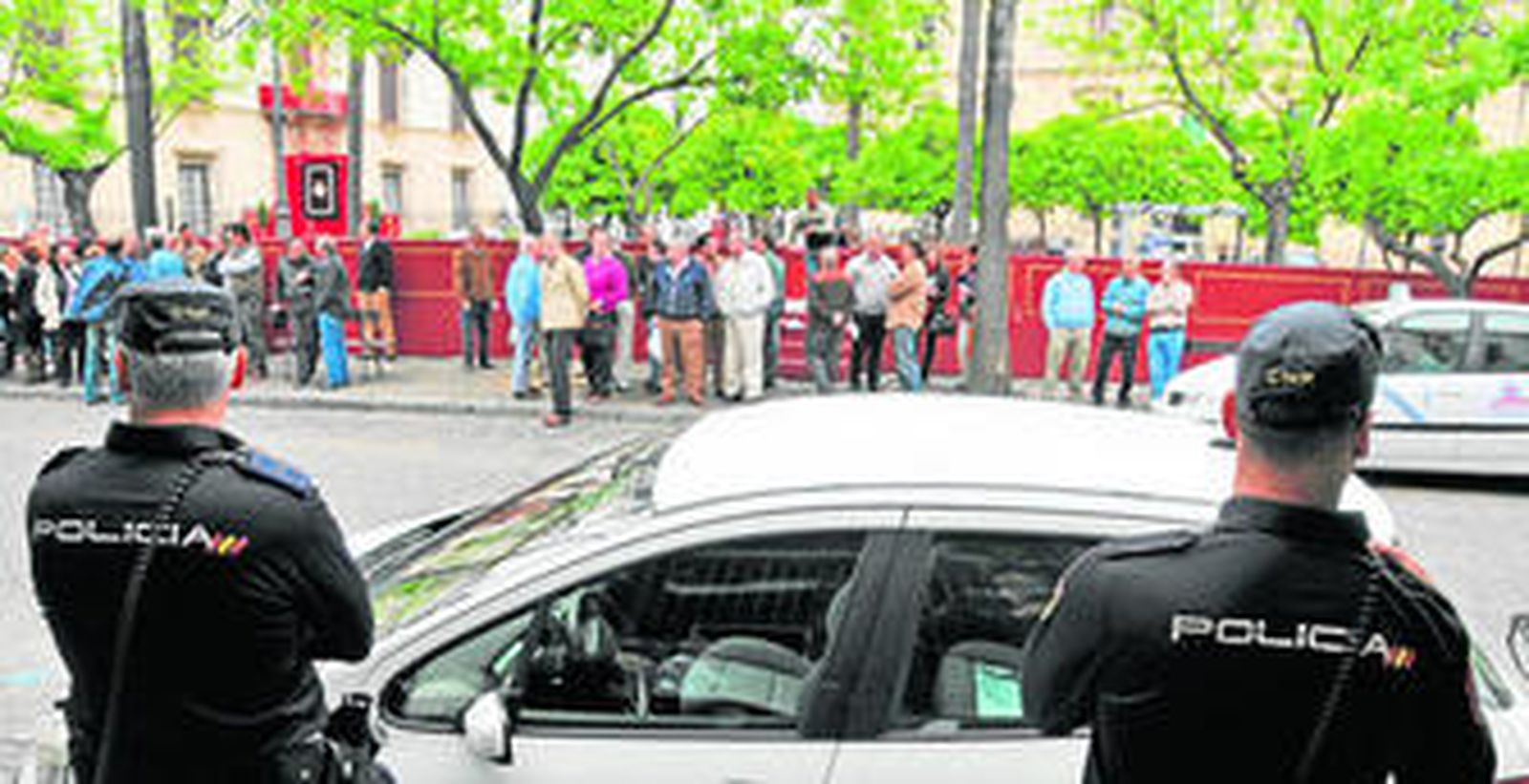 Prejubilados de Jerez concentrados ante el edificio de la Agencia Tributaria de Andalucía en esa ciudad.