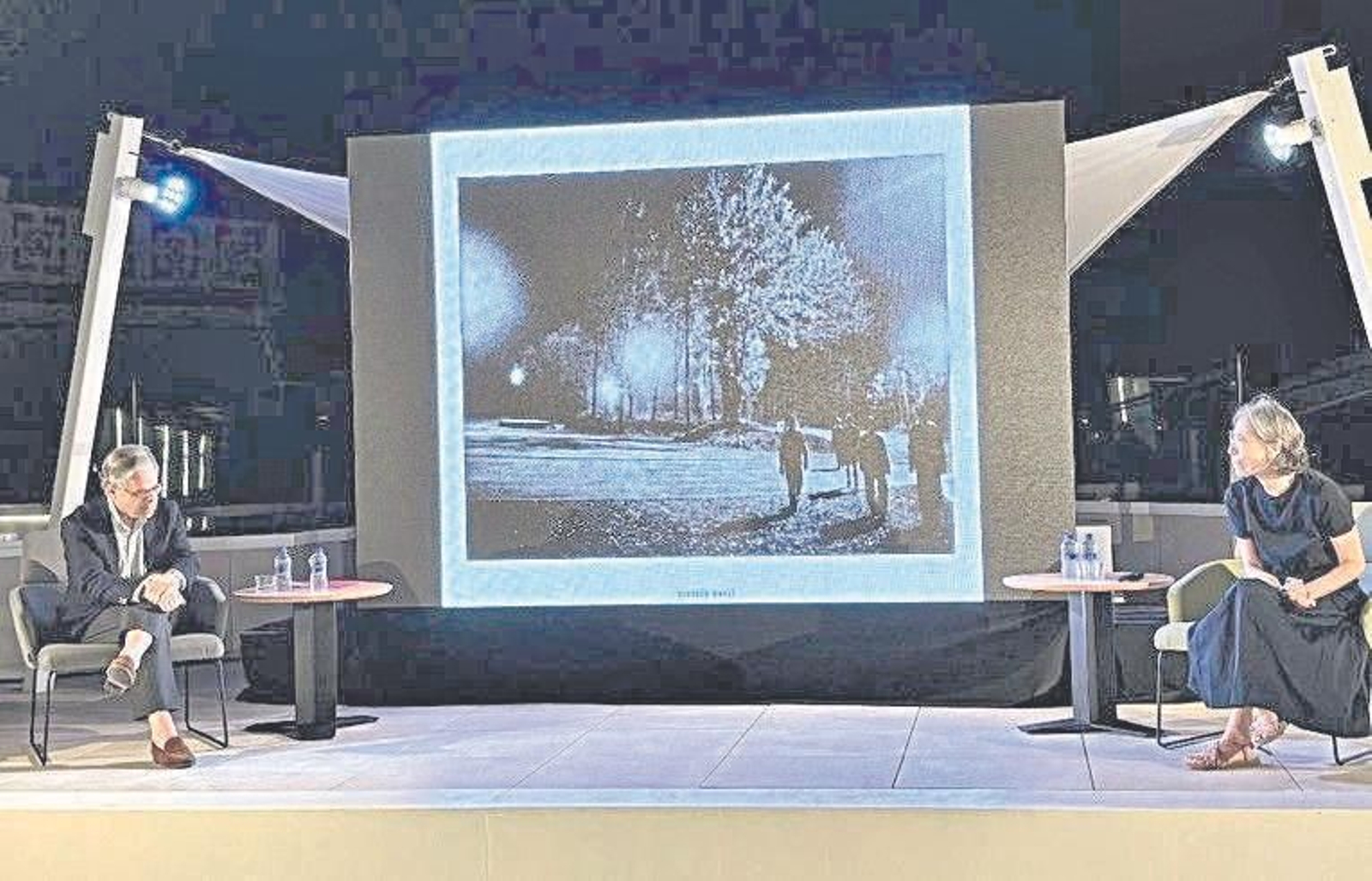 Tomás Carranza y Carme Pigem durante la conferencia en la  terraza Fundación Unicaja.