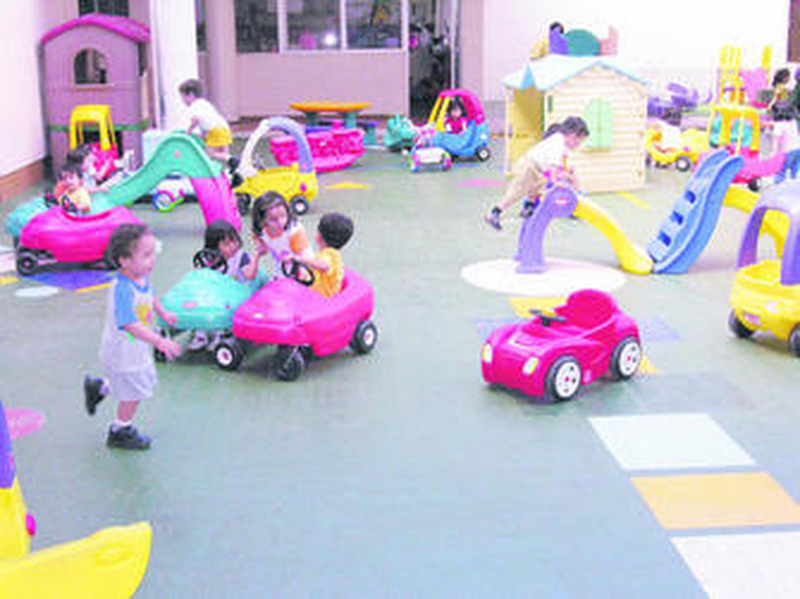 Un grupo de niños en la primera etapa de Educación Infantil jugando en una guardería.