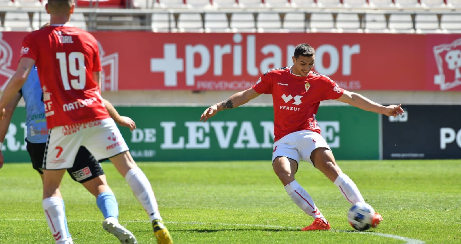 Adrián Fuentes golpea el balón en un partido con el Real Murcia.