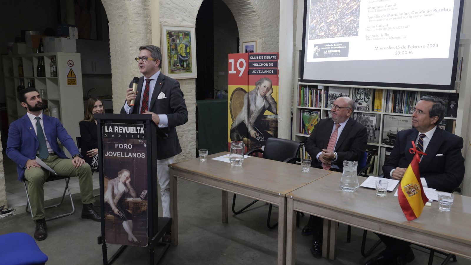 El catedrático José Manuel Cansino, durante su exposición. El catedrático José Manuel Cansino, durante su exposición.