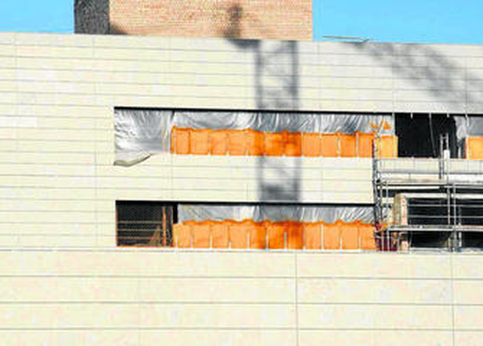 Instantánea tomada hace unos días del nuevo hospital, cuya construcción sigue paralizada.