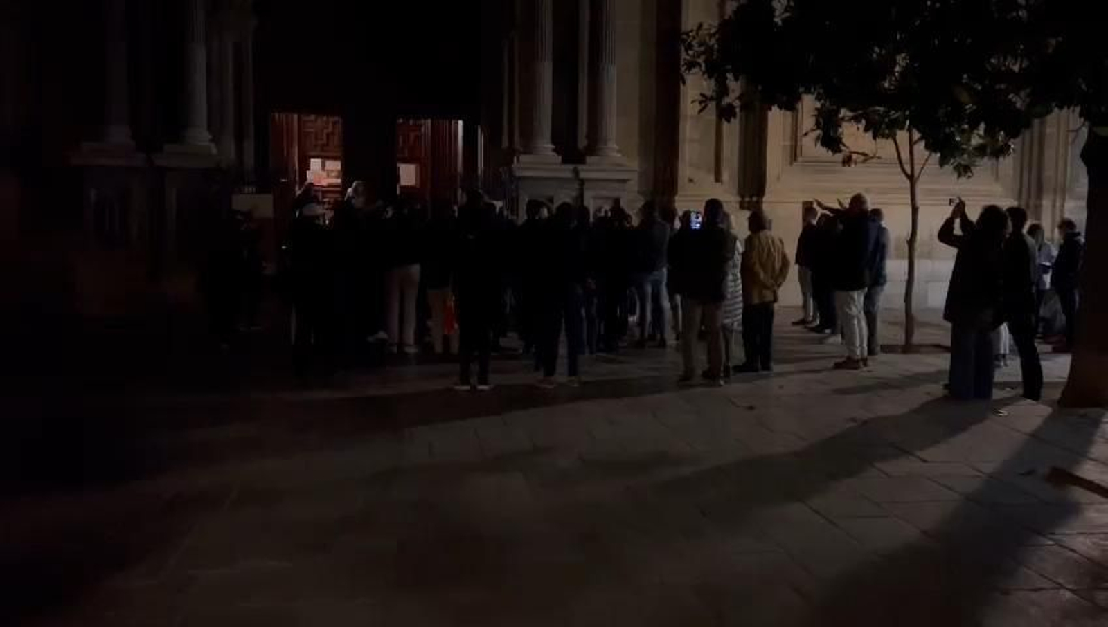Cánticos fascistas a la salida de la misa celebrada en Granada en recuerdo a Franco. Cánticos fascistas a la salida de la misa celebrada en Granada en recuerdo a Franco.