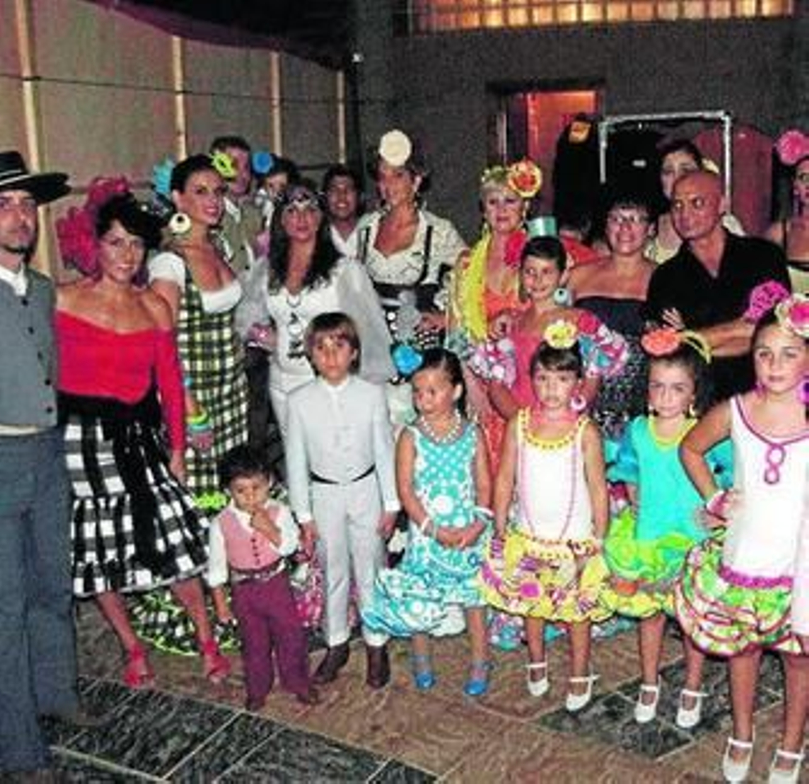 Esther Fernández con las modelos y los trajes de flamenca.