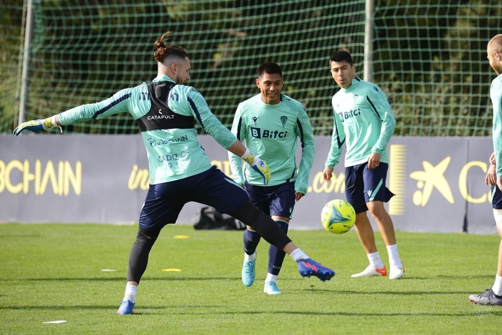 Arzamendia (c) apunta al lateral izquierdo en Granada.