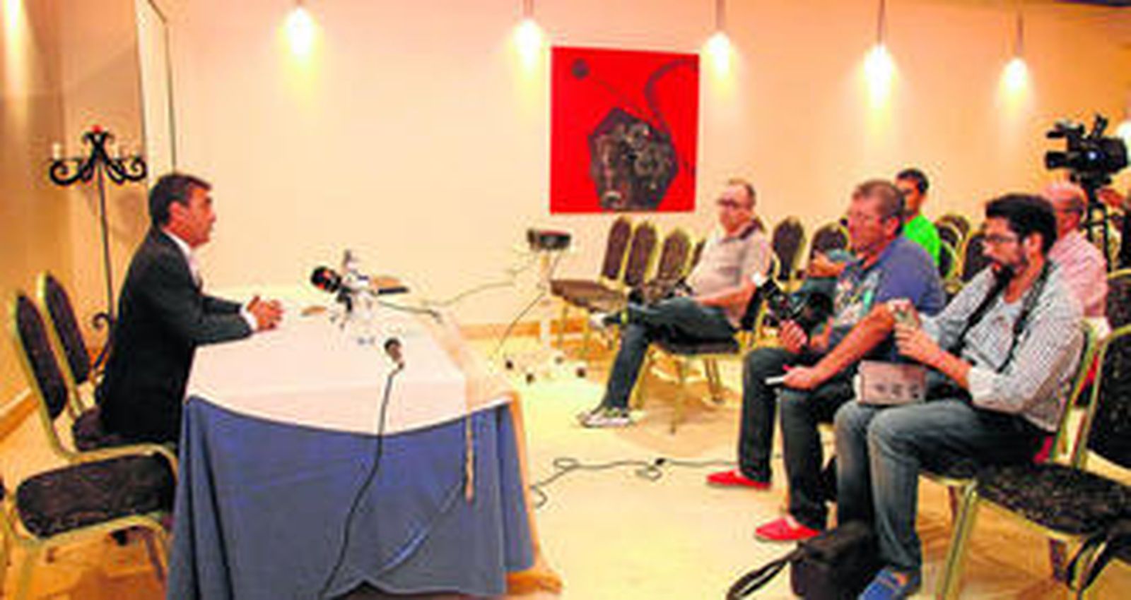 El ganadero departiendo con los profesionales antes del inicio del acto.