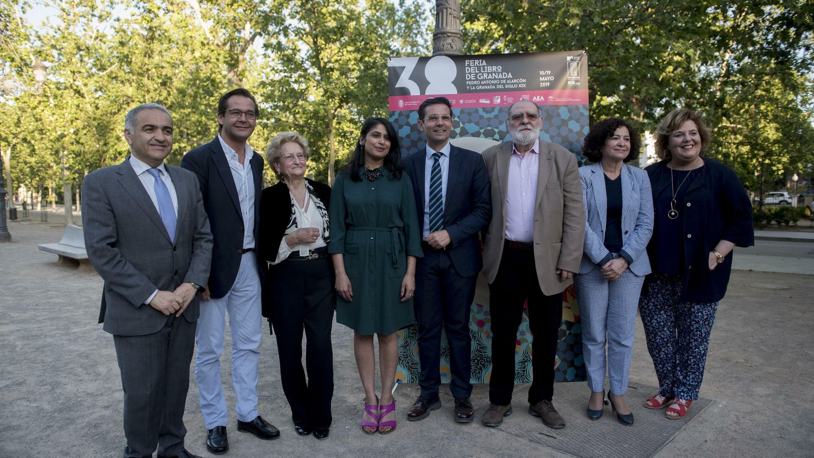 Autoridades junto a la pregonera y el premiado en el Paseo del Salón.