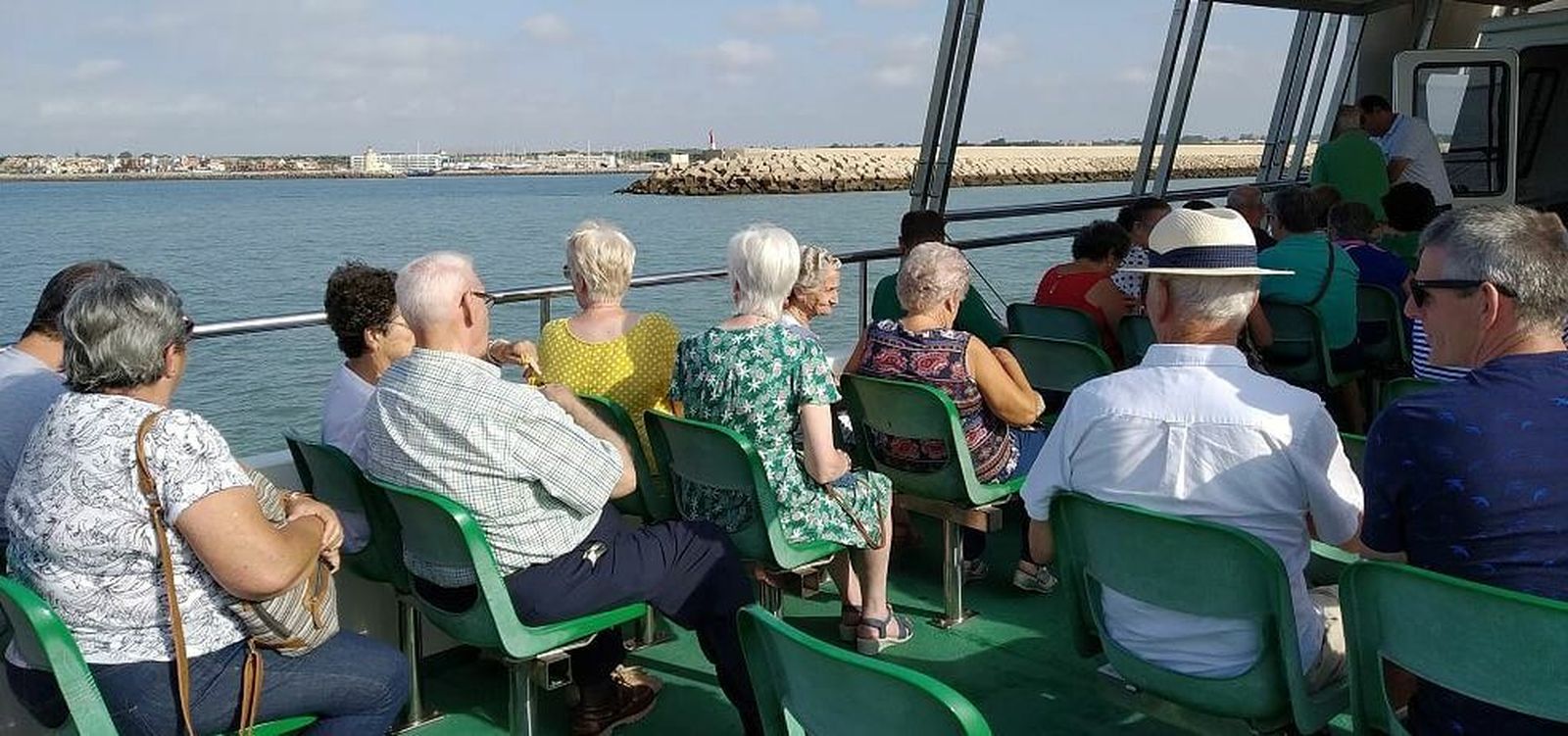 Mayores del Centro de Participación en un paseo en catamarán durante la pasada semana de la movilidad