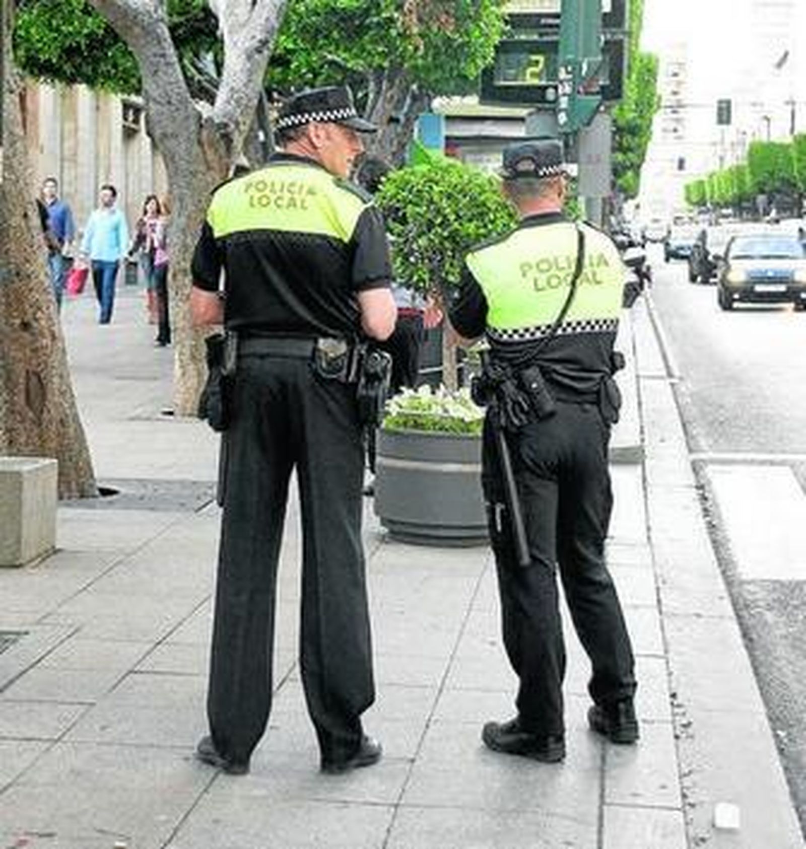 Dos agentes de la Policía Local de Almería durante su turno de trabajo.