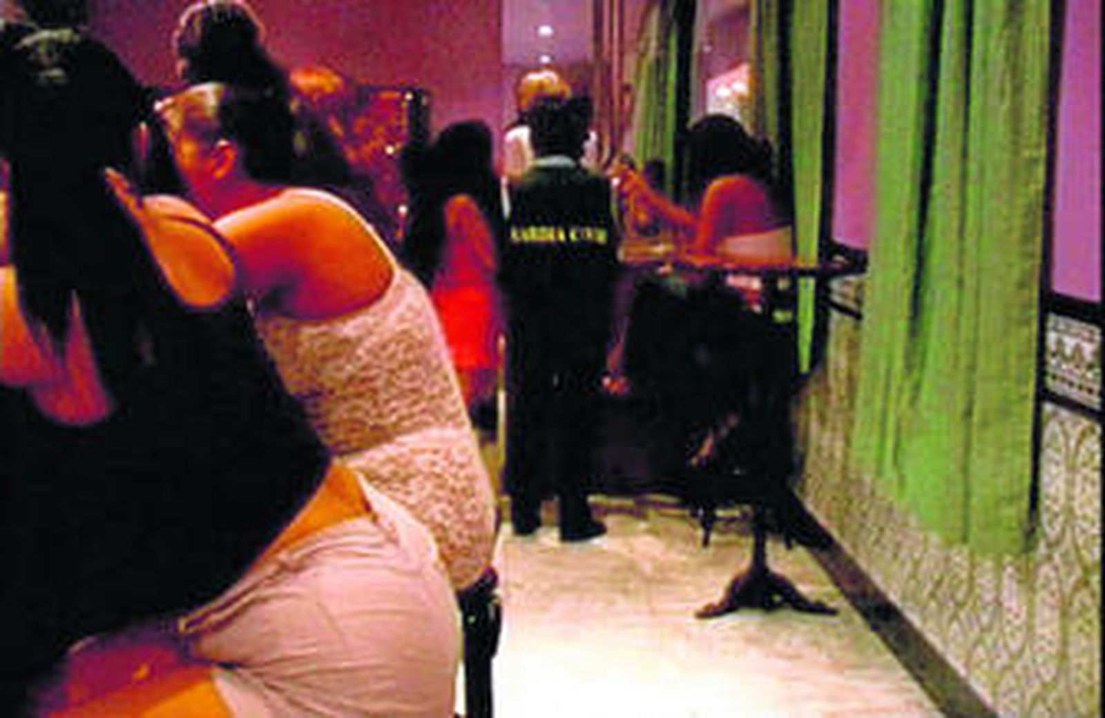 Redada de la Guardia Civil en un club de alterne de Málaga.