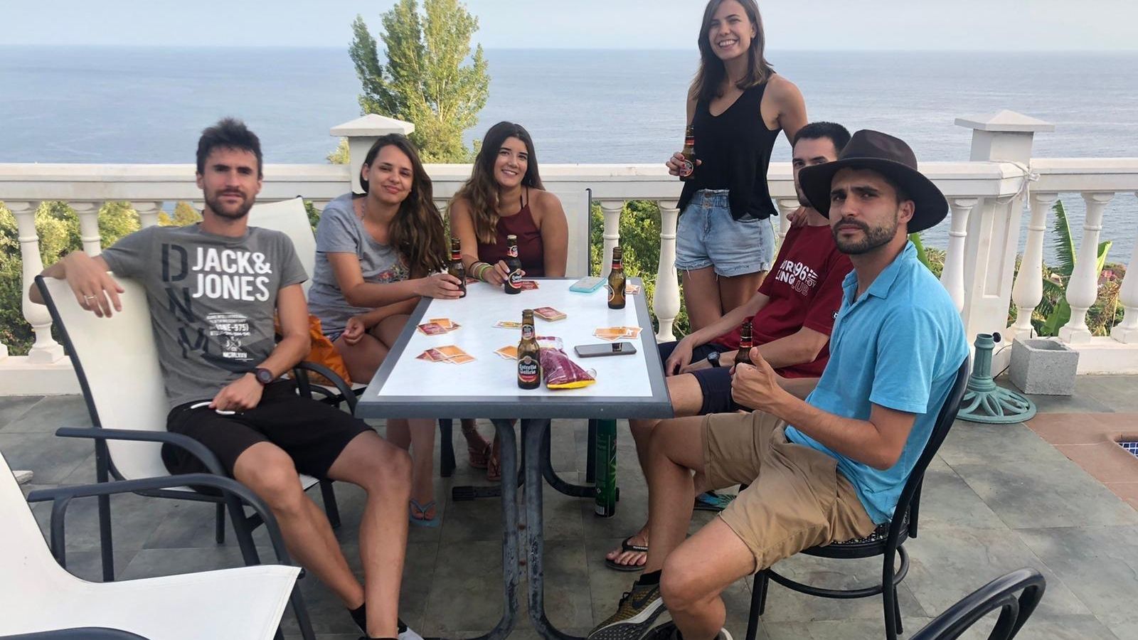 Un grupo de amigos celebra en un cortijo de Salobreña la noche de San Juan 2020.