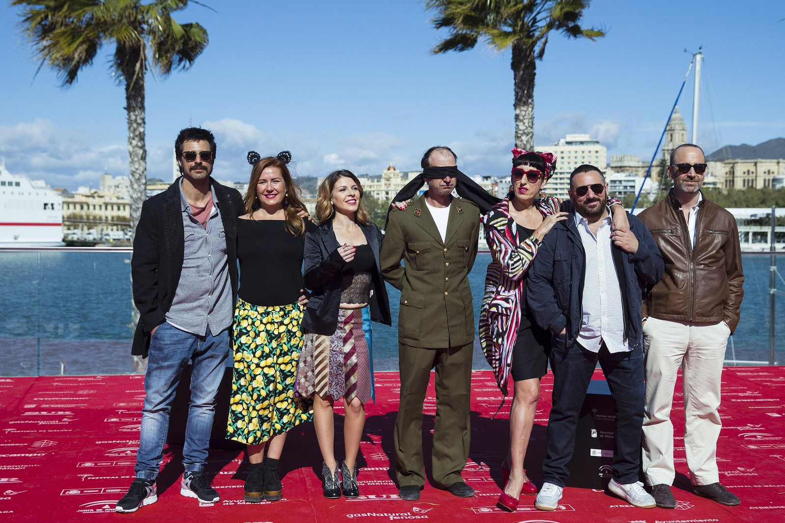 El equipo de 'El intercambio', ayer, en el Muelle Uno; sí, Ignacio Nacho es el que lleva los ojos vendados, como ante un pelotón.