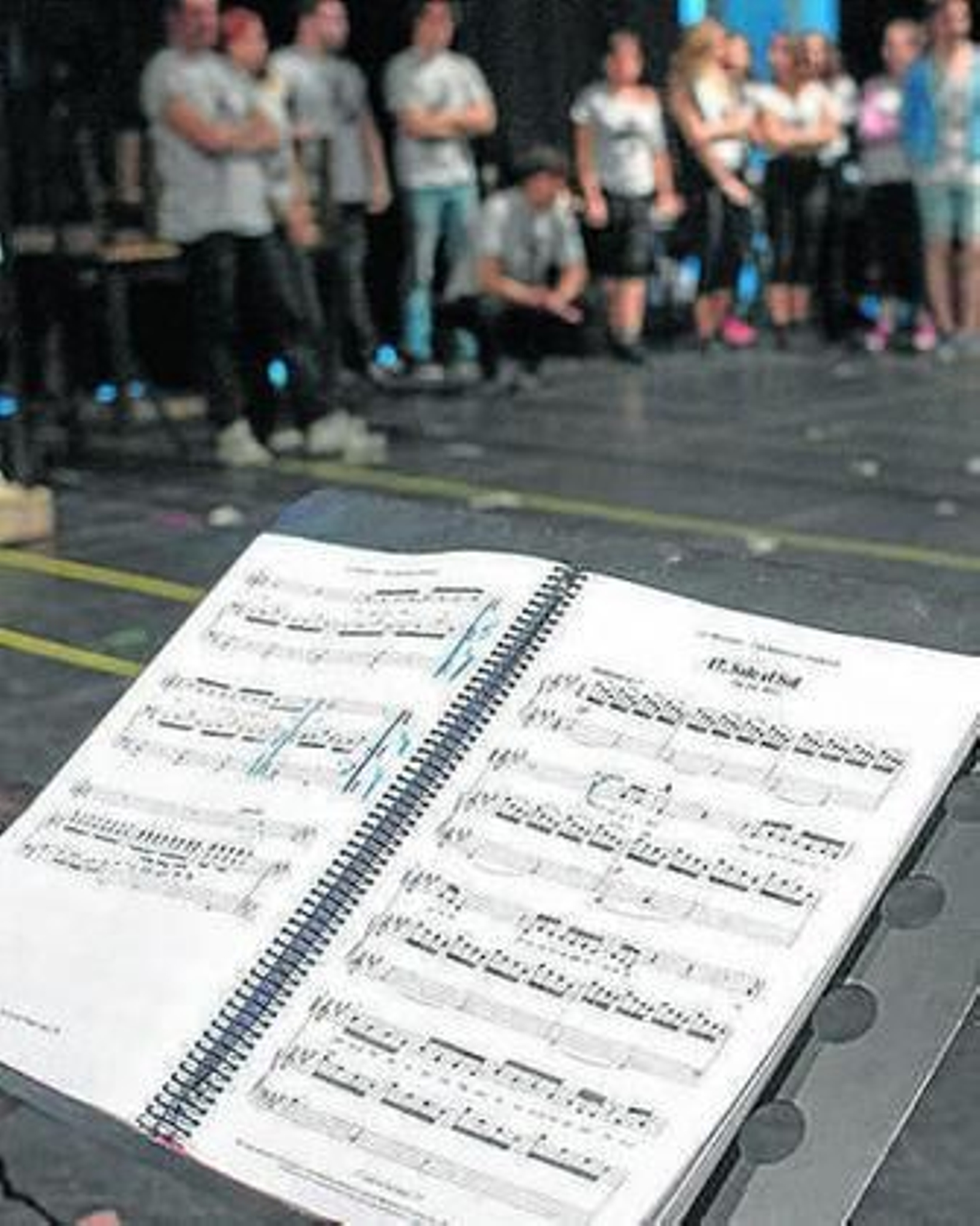 1. El reparto interpreta 'Amo del mesón', uno de los números más complejos del musical. 2. Chris Key da indicaciones a los actores. 3. Elena Medina (Fantine) aborda 'Soñé una vida' ante la mirada de Alfonso Casado. 4. Carlos Solano (Enjolras, a la izquierda) y Guido Balzaretti (Marius, derecha), entre otros integrantes del elenco, en los ensayos de 'Sale el sol'. 5. Una partitura de 'Los Miserables'. 6. Utilería de las escenas.