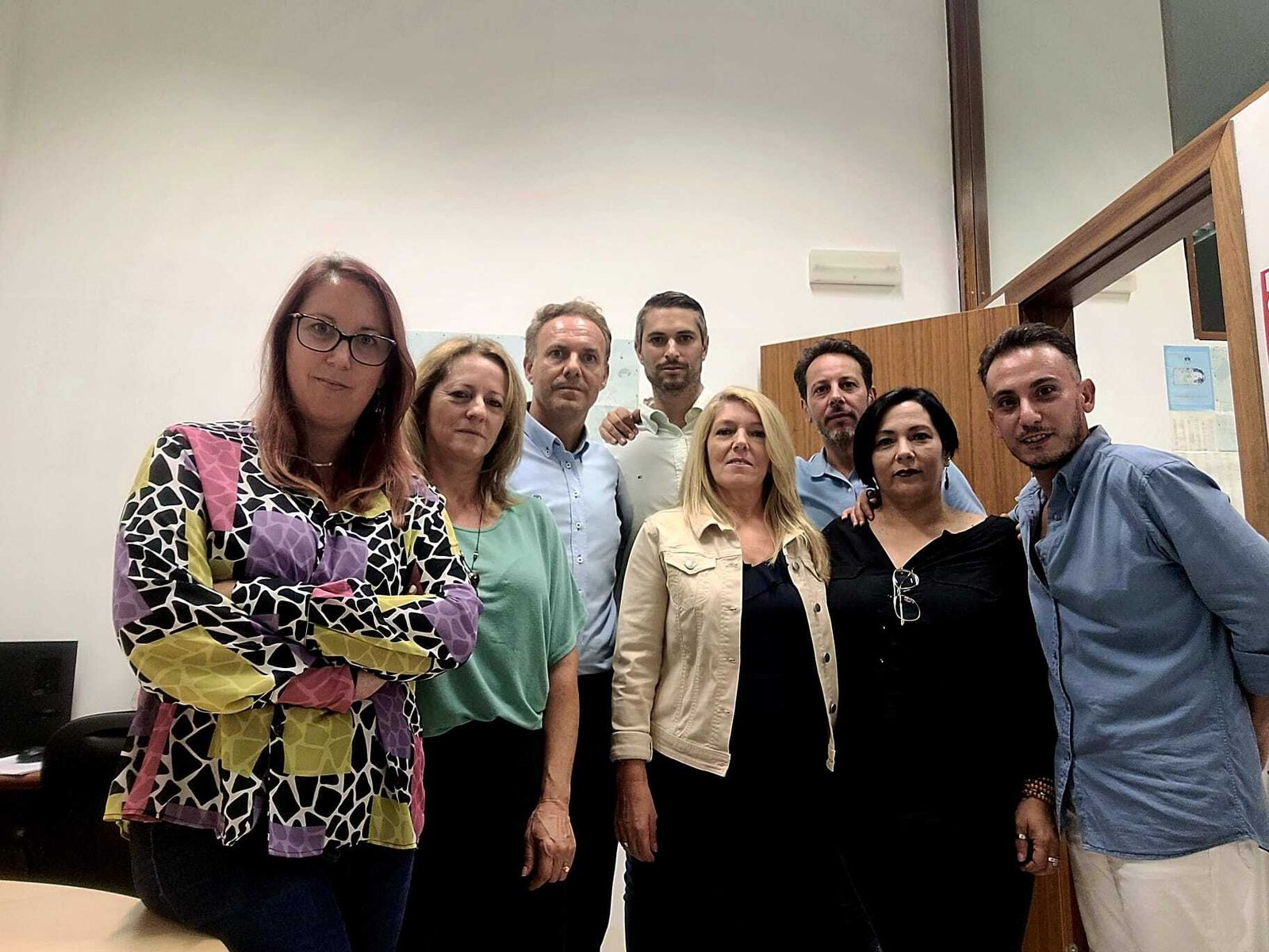 Los ocho ediles del PSOE, después de dejar el pleno.