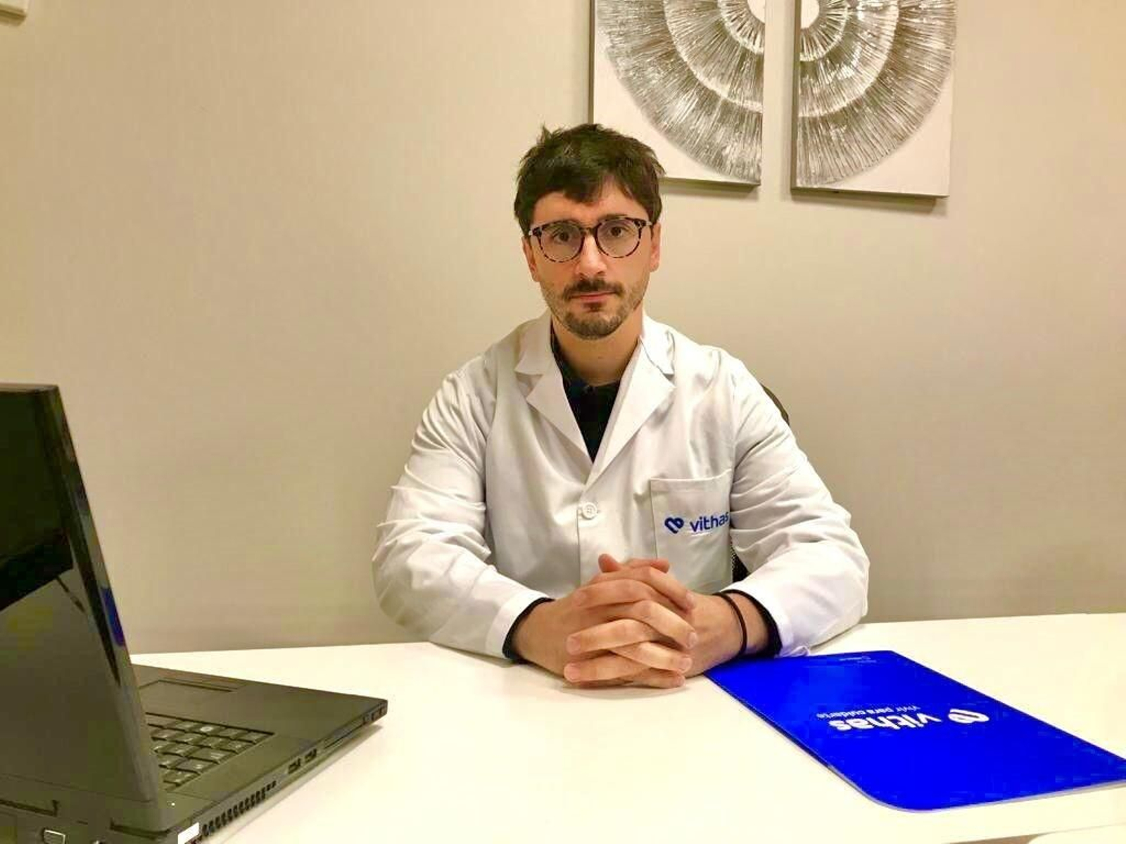 El doctor Maximiliano Alea, otorrinolaringólogo especializado en rinoplastia estética y funcional del hospital Vithas Xanit Internacional.
